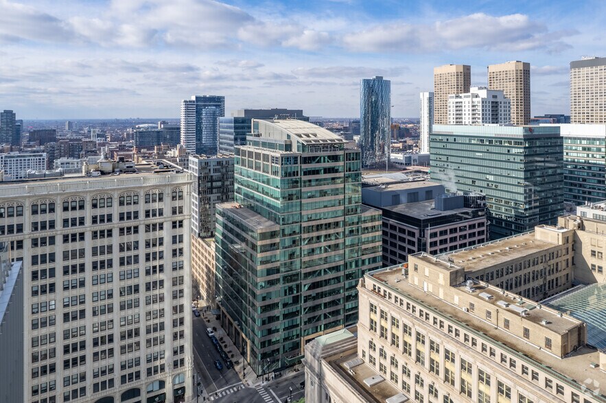 More Photos Of 550 W Jackson Blvd, Chicago Office For Lease