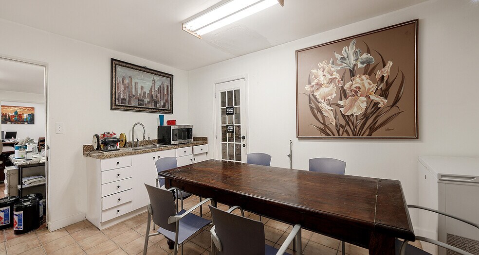 More Photos Of 1406-1420 Telephone Rd, Houston Showroom For Lease