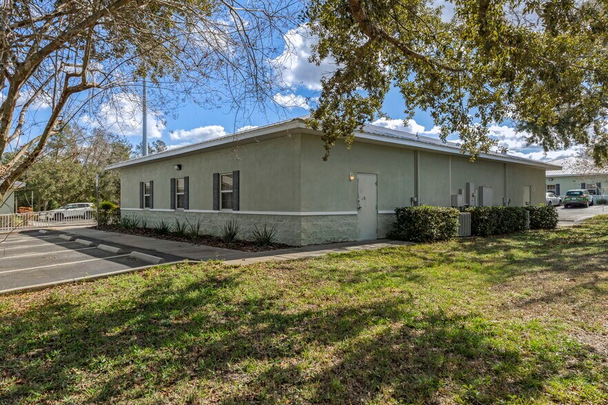 More Photos Of 8352 Forest Oaks Blvd, Spring Hill Office For Sale