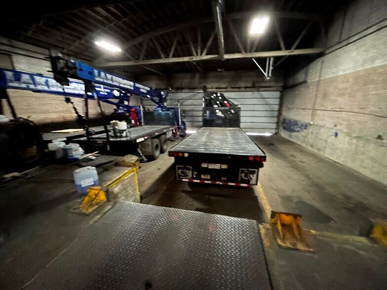 More Photos Of 2942-2950 N Western Ave, Chicago Manufacturing For Lease