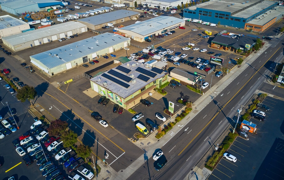 More Photos Of 990 Garfield St, Eugene Showroom For Lease