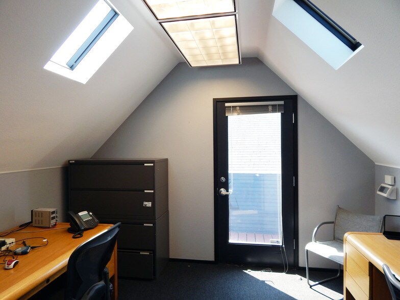 More Photos Of 2326-2330 NW Everett St, Portland Office For Lease