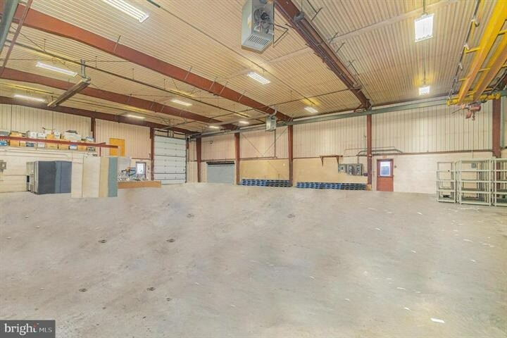 More Photos Of 122 Beech St, Carlisle Light Distribution For Lease