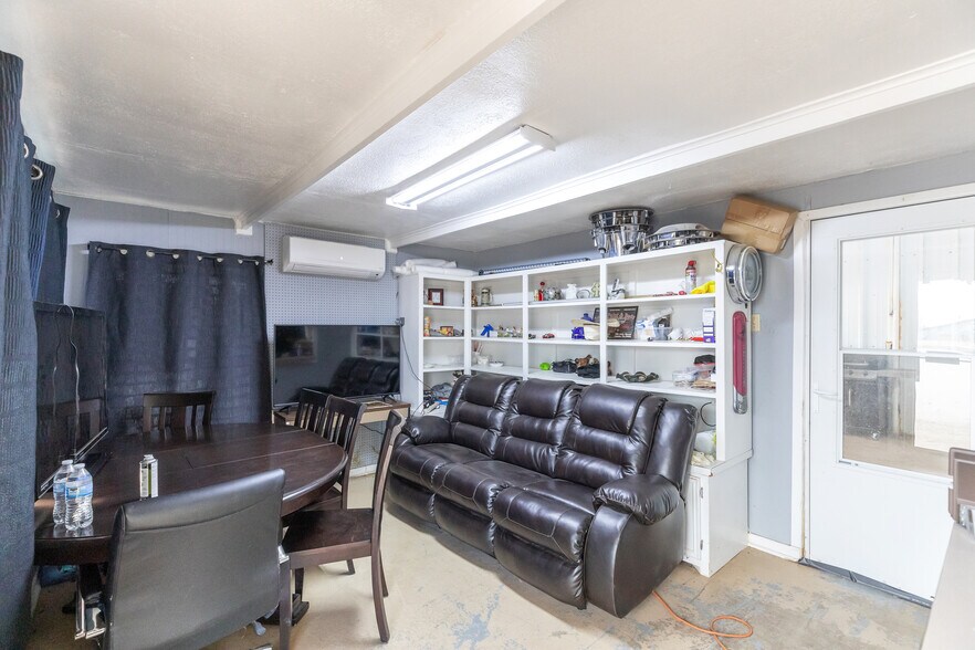 More Photos Of 711 S 3rd Ave, Munday Warehouse For Sale