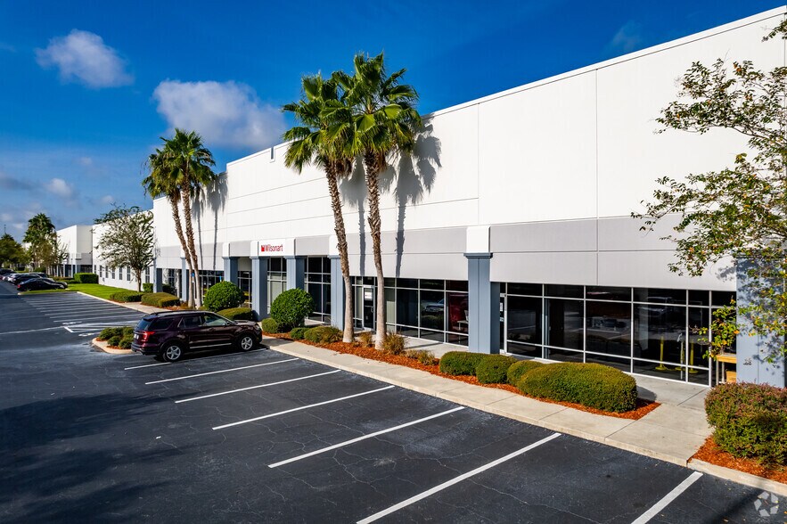 More Photos Of 7600 Kingspointe Pky, Orlando Unknown For Lease