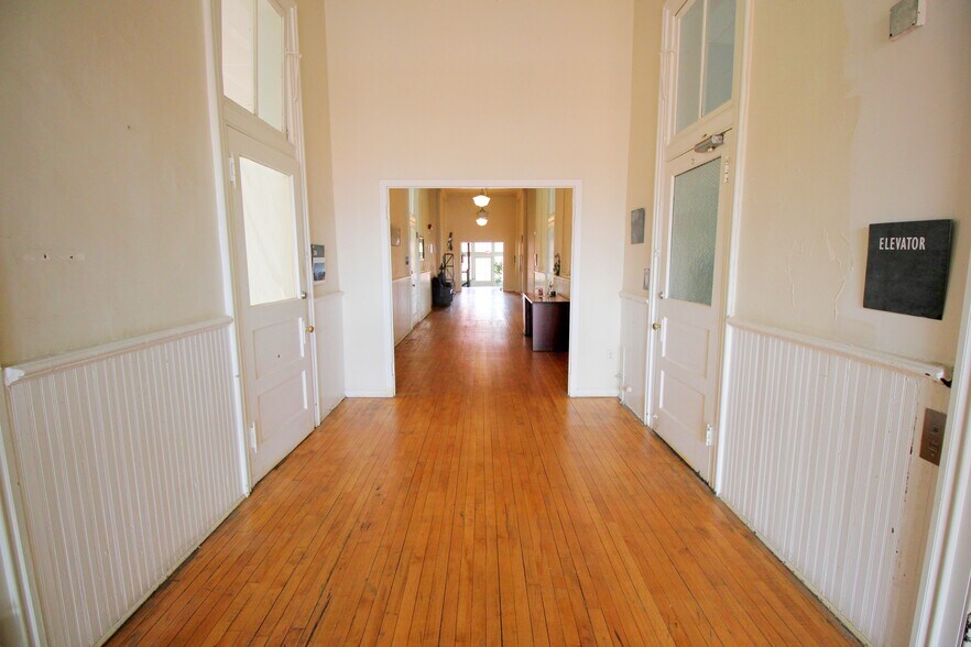 More Photos Of 217-219 W Beverly St, Staunton Storefront Retail Office For Sale