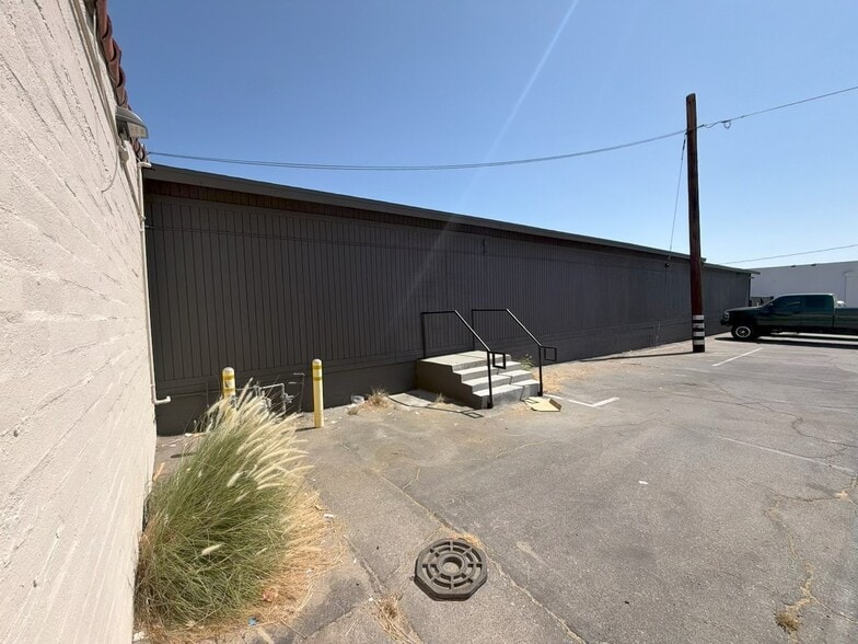 More Photos Of 396-400 E Sunny Dunes Rd, Palm Springs Warehouse For Lease