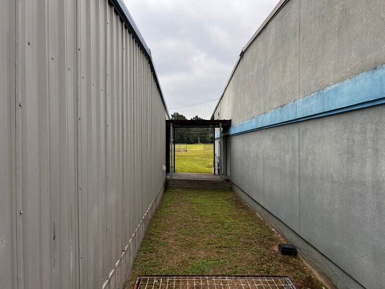 More Photos Of 1402 Hawthorne St, Bastrop Manufacturing For Lease