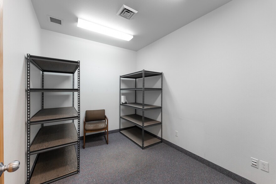 More Photos Of 2665 Glendale Valley Rd, Glendale Office For Sale