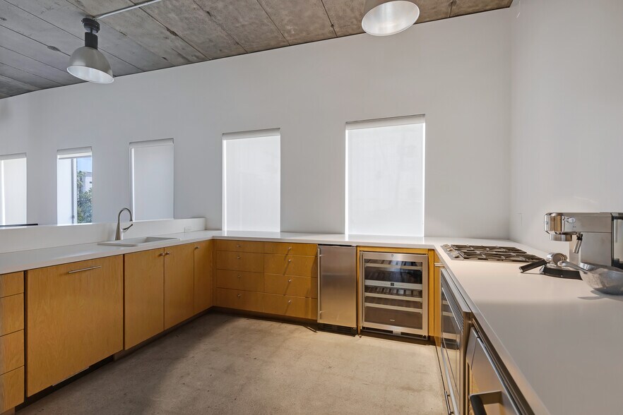 More Photos Of 1437 N 1st St, Phoenix Office For Sale