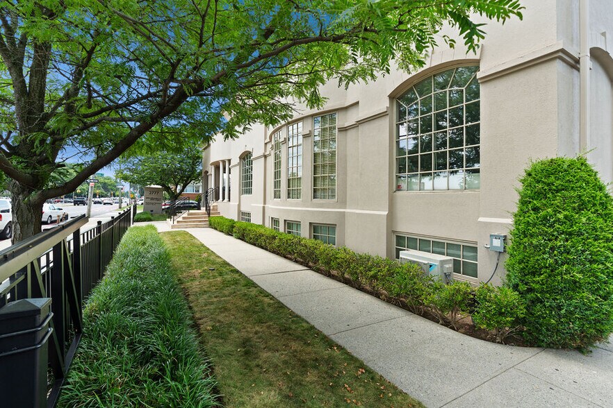 More Photos Of 2777 Hylan Blvd, Staten Island Office For Sale