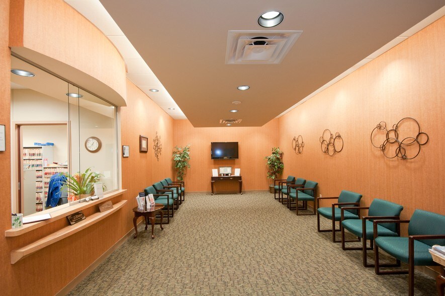 More Photos Of 300 Willow Creek Pky, Palestine Medical For Lease