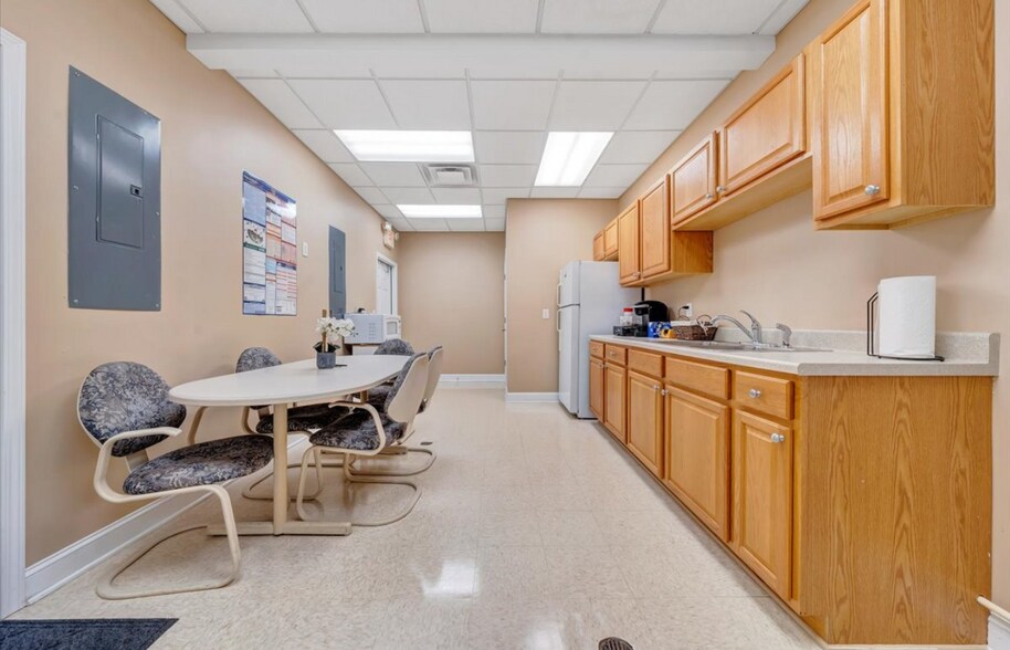 More Photos Of 1101-1109 Electric Rd, Salem Medical For Lease