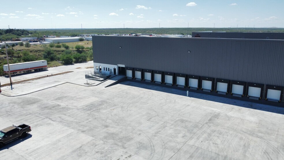 More Photos Of 114 N America Rd, Laredo Warehouse For Lease