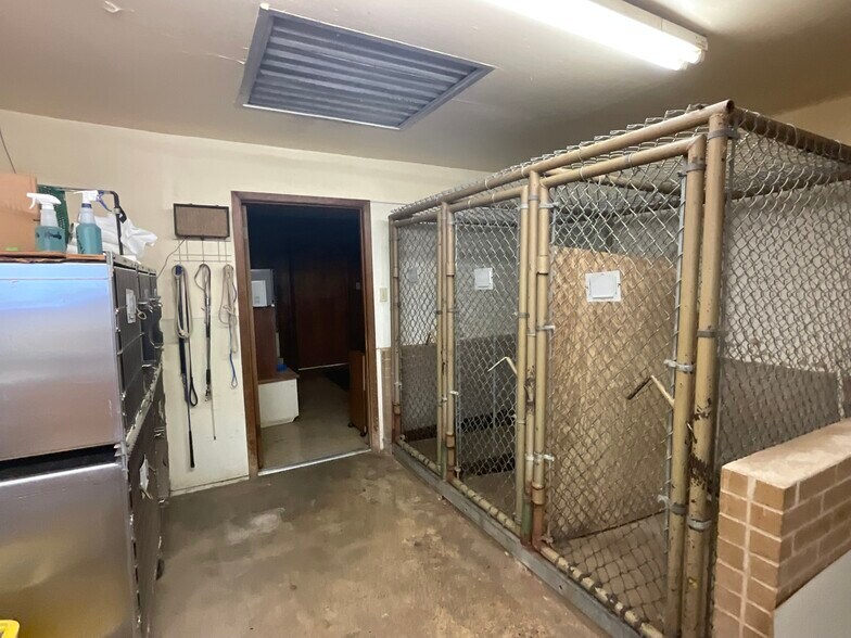 More Photos Of 1310 W Grand Ave, Yoakum Veterinarian Kennel For Sale
