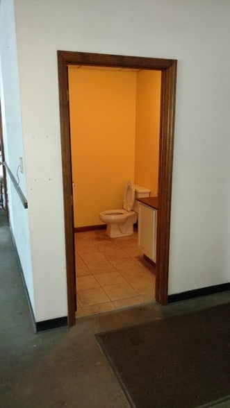 More Photos Of 400-460 Fame Rd, Dayton Light Distribution For Lease