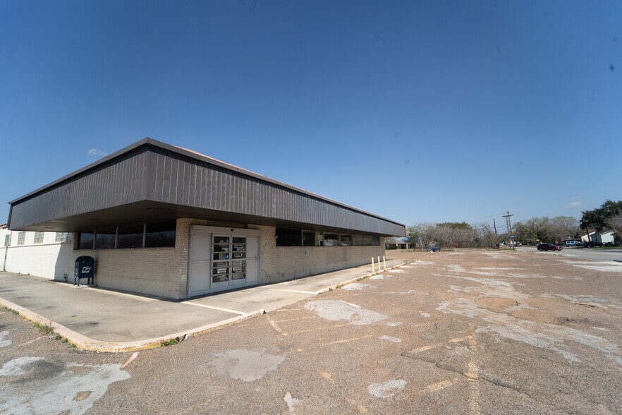 Primary Photo Of 1302 E Crestwood Dr, Victoria Industrial For Sale