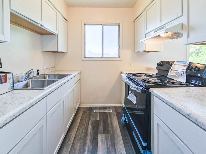 More Photos Of 210 Sivers Rd, Glenwood Apartments For Sale