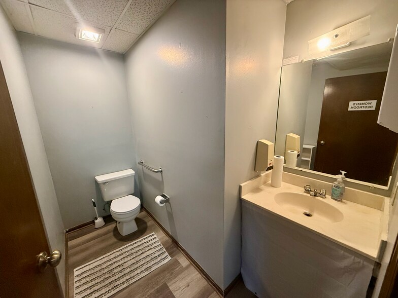 More Photos Of 4212 S Hocker Dr, Independence Office For Sale