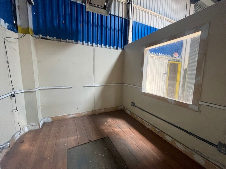 More Photos Of 9129 Euclid Ave, Manassas Warehouse For Lease