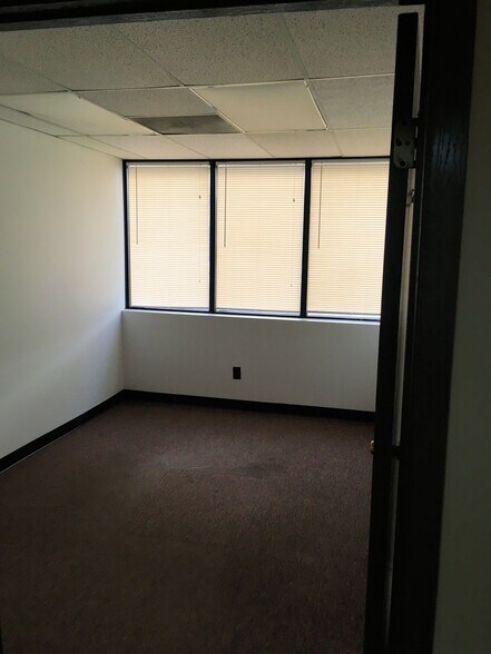 More Photos Of 9263 Ravenna Rd, Twinsburg Showroom For Lease
