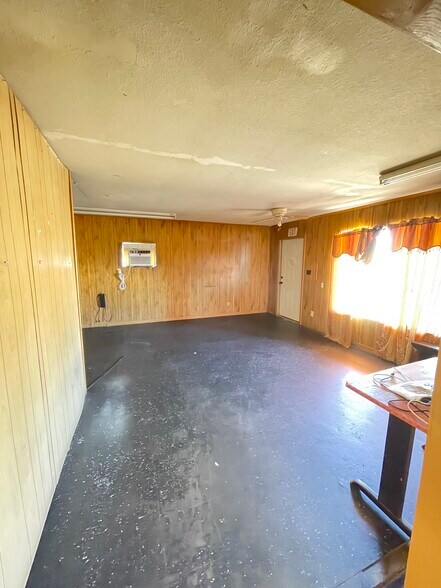 More Photos Of 423 W Plantation Dr, Clute Restaurant For Sale