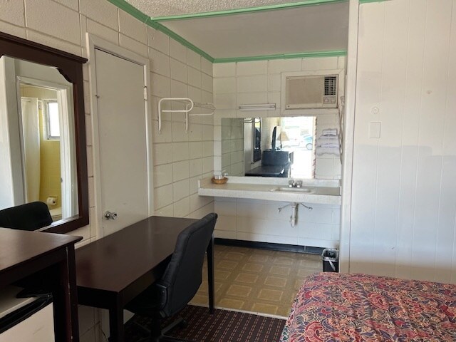 More Photos Of 208 S Ellis St, Menard Hotel For Sale