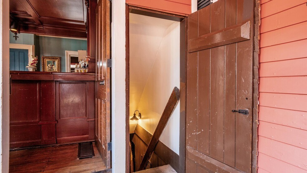 More Photos Of 313 Broadway E, Granville Hotel For Lease