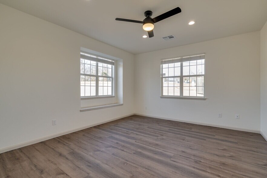 More Photos Of 201-203 E 10th St Plz, Edmond Office For Lease