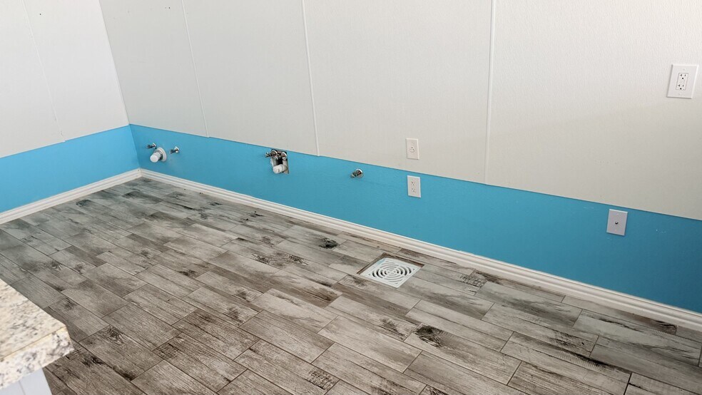 More Photos Of 1624 Hill Ave, Dickinson Storefront Retail Office For Lease