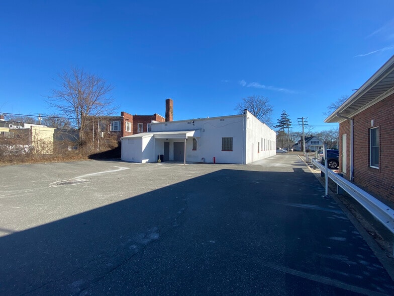 More Photos Of 128 Broadway, Amityville Flex For Sale