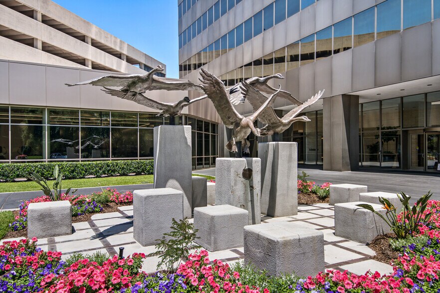 More Photos Of 5599 San Felipe St, Houston Office For Sale