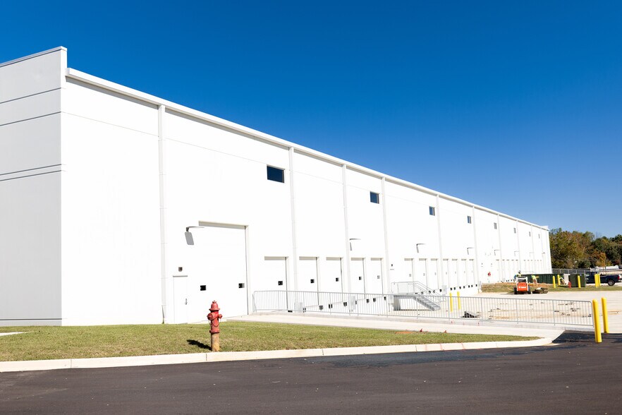 More Photos Of 7917 Fernham Ln, District Heights Warehouse For Lease