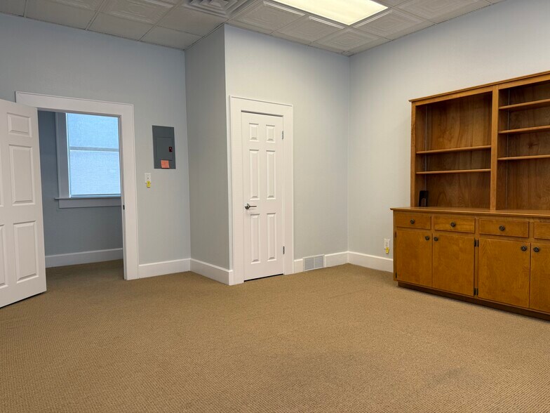 More Photos Of 113 E 3rd St, Taylor Storefront Retail Office For Lease