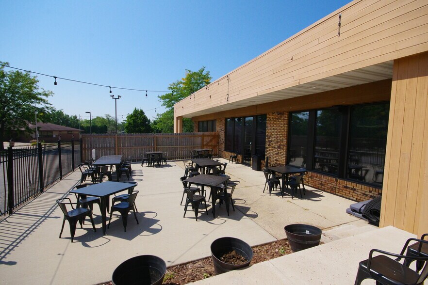 More Photos Of 4412 Manchester Dr, Rockford Restaurant For Sale