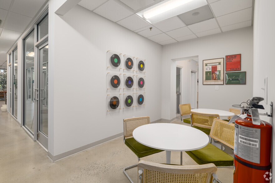 More Photos Of 900 Pressley Rd, Charlotte Warehouse For Lease