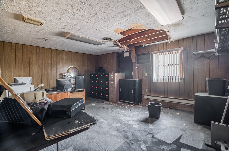 More Photos Of 413 Oxford Rd, Franklin Manufacturing For Sale