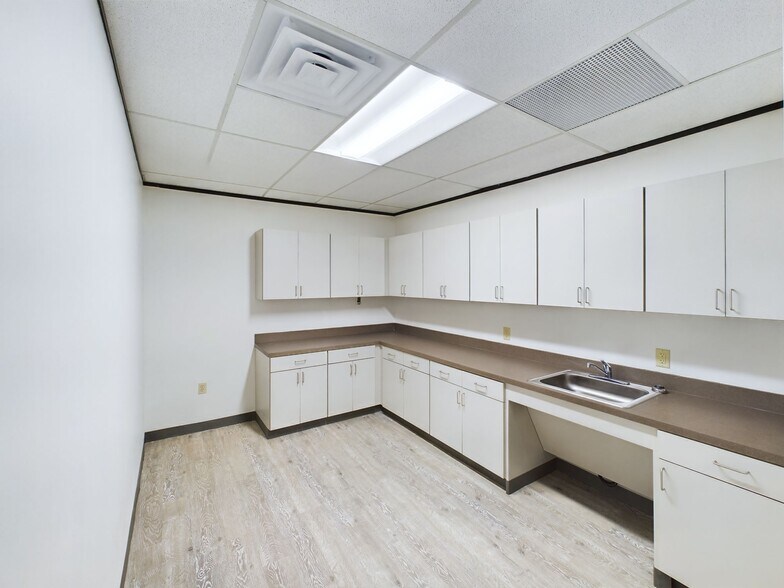 More Photos Of 17440 N Dallas Pky, Dallas Loft Creative Space For Lease