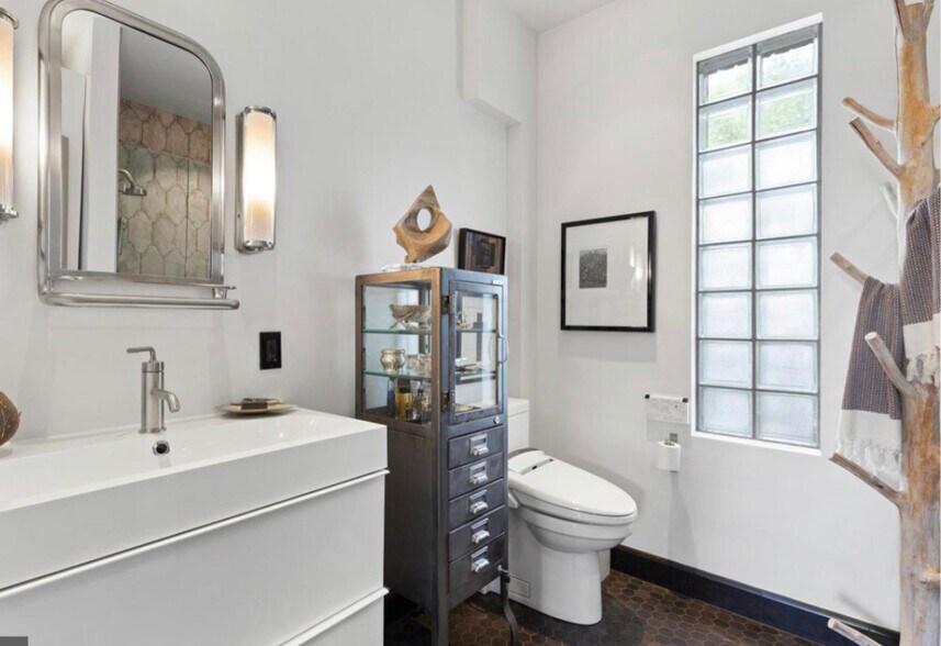 More Photos Of 5169 Macarthur Blvd NW, Washington Office Residential For Lease