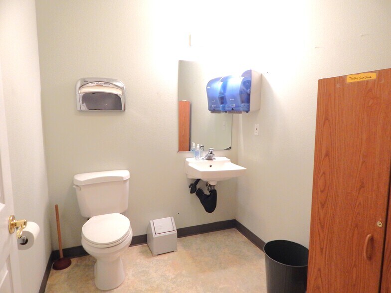 More Photos Of 2020-2040 NW Newcastle St, Roseburg Office For Lease