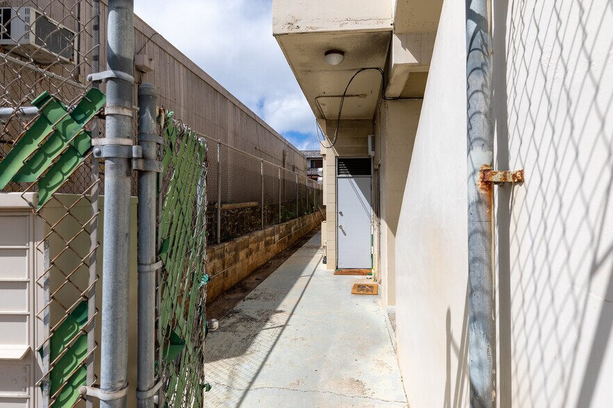 More Photos Of 3427 Waialae Ave, Honolulu Storefront Retail Residential For Sale