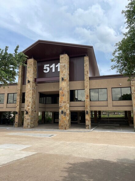 More Photos Of 511 University Dr E, College Station Office For Lease
