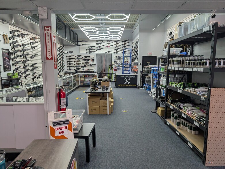 More Photos Of 10 Wyman Rd, Waterloo Flex For Lease