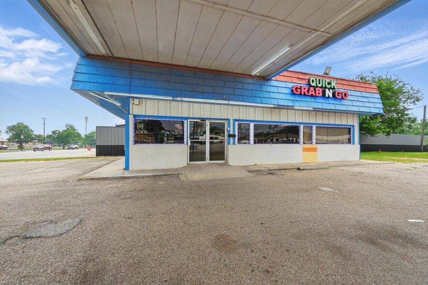 More Photos Of 100 S Kaufman St, Ennis Freestanding For Sale