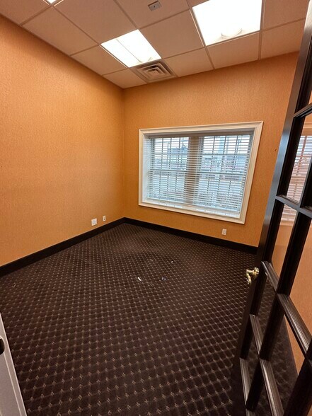 More Photos Of 25 Nassau Ln, Island Park Office For Lease