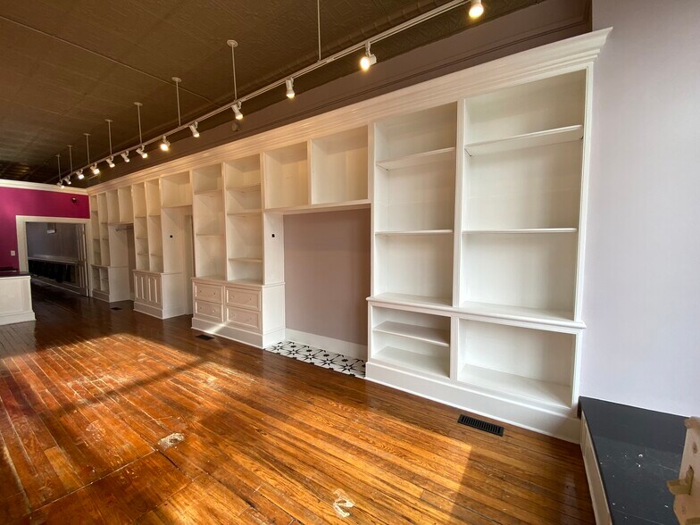 More Photos Of 209-211 N Limestone, Lexington Storefront Retail Residential For Sale