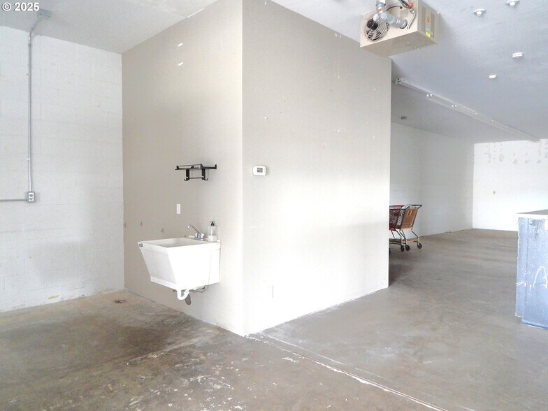 More Photos Of 330 NE Garden Valley Blvd, Roseburg Freestanding For Lease