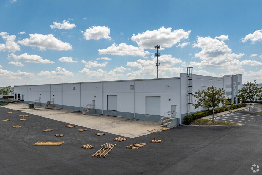 More Photos Of 911 E Industrial Cir, Cape Coral Warehouse For Lease