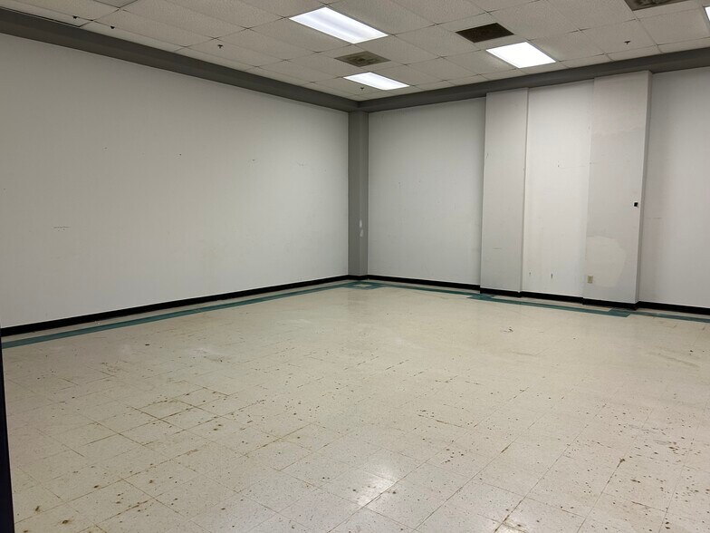 More Photos Of 3215 W Oak St, Palestine Medical For Lease