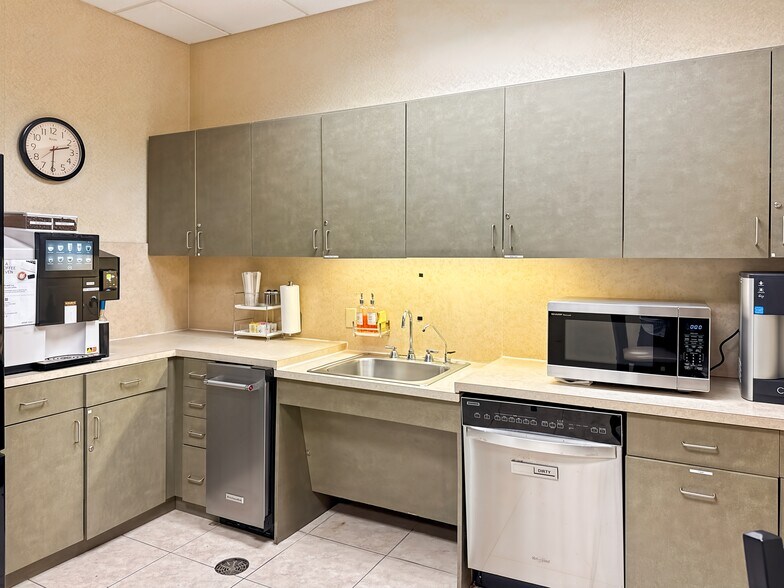 More Photos Of 950 S Pine Island Rd, Plantation Coworking Space